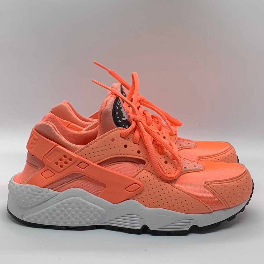 Nike Air Huarache in Atomic Pink